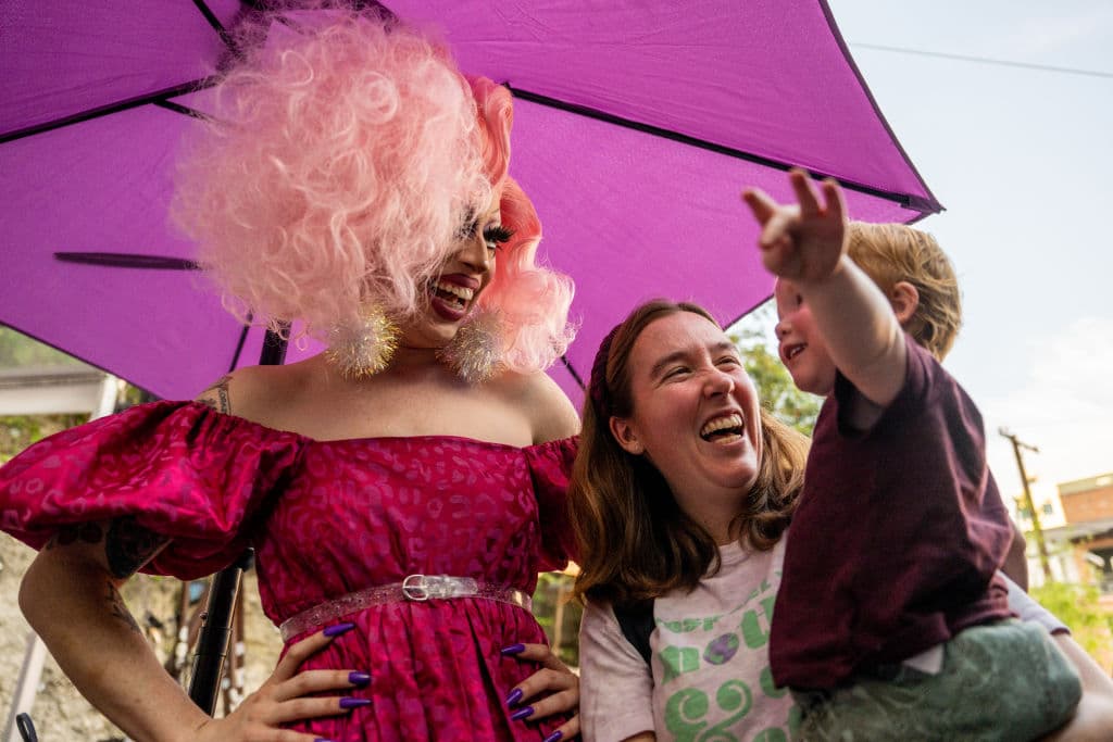 La drag queen Brigitte Bandit ríe con sus seguidores durante la lectura de un cuento en el bar Cheer Up Charlies el 11 de marzo de 2023 en Austin, Texas. La controversia y el debate sobre el proyecto de ley 1266 de la Cámara de Representantes de Texas se intensifican a medida que los legisladores continúan con su propuesta.