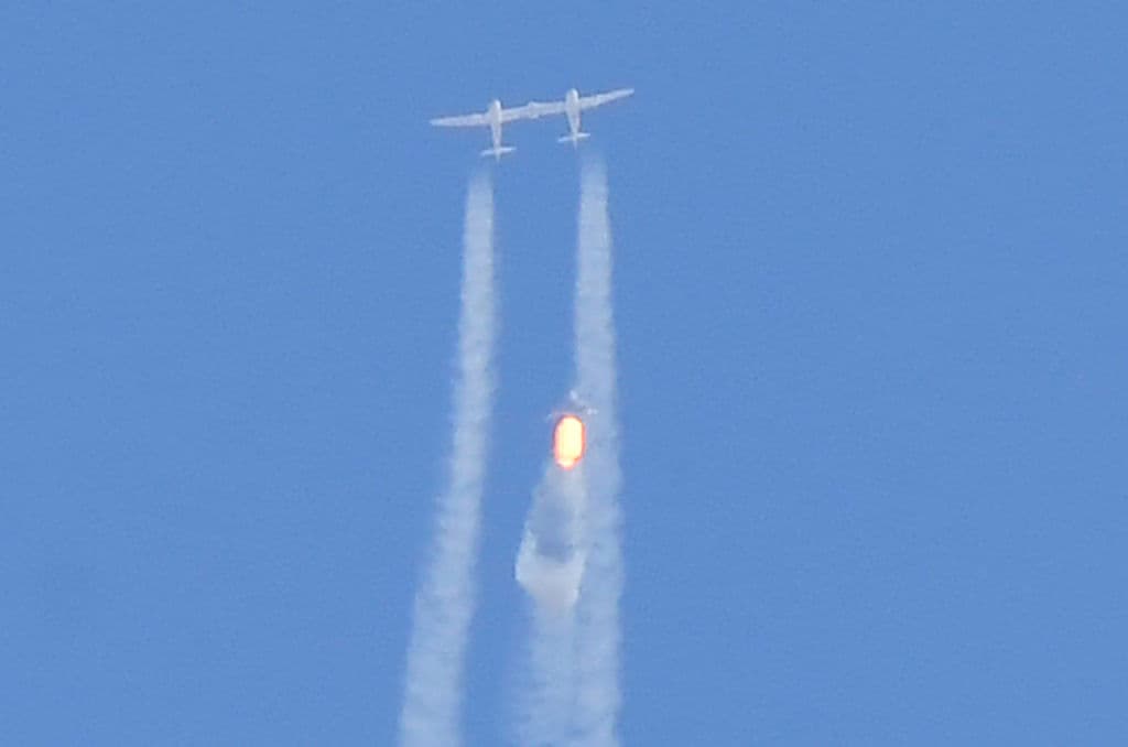 En julio, la nave de Virgin Galactic (en la foto) alcanzó una altitud de alrededor de 53 millas durante el vuelo de Branson, un poco por debajo del
<a href="https://www.nationalgeographic.com/science/article/where-is-the-edge-of-space-and-what-is-the-karman-line"><u> borde del espacio definido por la llamada línea de Kármán</u></a>, a 62 millas. 
<br>
<br>El aparató donde viajó Branson fue conducido por dos pilotos a bordo y se lanzó desde un avión de transporte a una altitud de 50,000 pies. 
<a href="https://www.univision.com/noticias/estados-unidos/richard-branson-viaje-espacio-virgin-galactic-fotos"><u>Los pasajeros experimentaron algunos minutos la sensación de no tener gravedad</u></a>.
<br>
<br>
<a href="https://www.univision.com/noticias/estados-unidos/richard-branson-viaje-espacio-virgin-galactic-fotos"><u>Vea aquí las fotografías del viaje al borde del espacio que realizó el multimillonario Richard Branson</u></a>. 
<br>