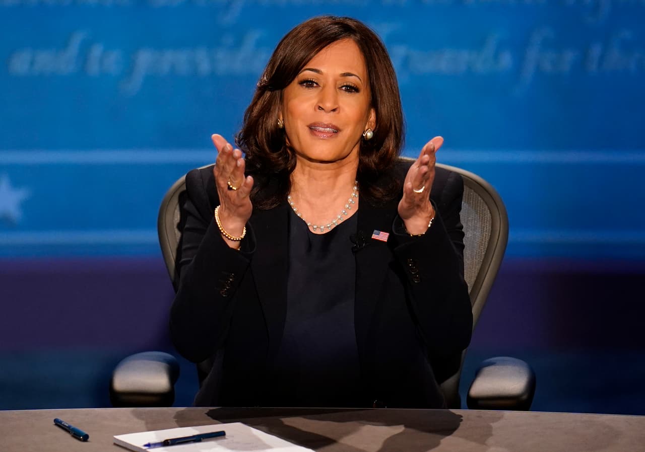 Al tocar el tema de las declaraciones de impuestos de Trump, Kamala Harris dijo que sería bueno saber quienes son los acreedores del presidente para ver si él está siendo influido por estos intereses.
<br>