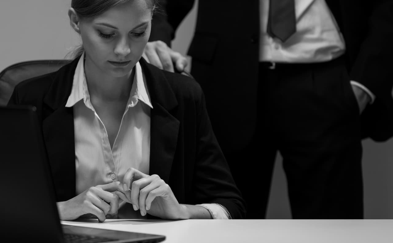 El acoso sexual es una forma de discriminación que viola el 
<a href="https://www.eeoc.gov/laws/statutes/titlevii.cfm">Título VII del Civil Rights Act de 1964</a>, que se aplica a patronos con 15 o más empleados. El U.S Equal Employment Opportunity Commission lo define como 
<b>avances sexuales mal recibidos, pedidos de favores sexuales y otras conductas verbales o física de naturaleza sexual</b>, cuando estas afectan, implícita o explícitamente el trabajo de un individuo, interfieren en su rendimiento en el trabajo o crean un ambiente de intimidación, hostil u ofensivo.
