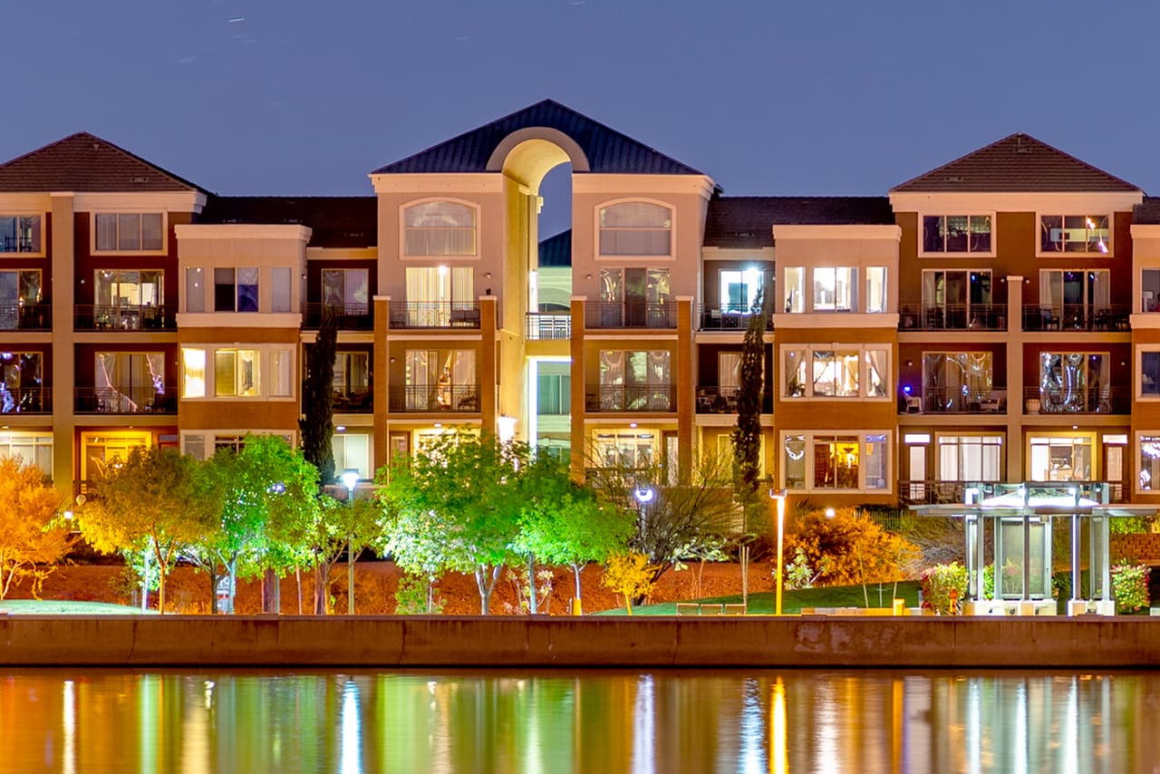 <b>Puesto 11. Tempe, Arizona</b>.
<br>
<br>Valor promedio de la vivienda en febrero de 2020: 320,024 dólares.
<br>
<br>Valor promedio de la vivienda en enero de 2021: 372,654 dólares. 
<br>
<br>Cambio bruto durante la pandemia: + 52,630 dólares.
<br>
<br>Porcentaje de cambio: 16.45%.
<br>
