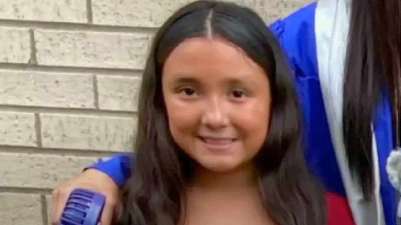 <b>Jocelynn Rojo era una niña de 11 años, "alegre", </b>según dice su abuela, Angélica Carranza
<b>.</b> Y así la recuerda Sofía Ibarra, una amiga de estudios que la extraña, porque la hacía reír y era "optimista". 
<br>
<br>Ambas la extrañan. “No me explico 
<b>por qué se fue</b> (murió)", confiesa la abuela.
<br>
<br>Marbella Carranza, madre de 
<b>Jocelynn, cree saber qué </b>le pasó. Supo que su hija sufría acoso en la escuela, donde buscó ayuda porque la amenazaron con que llamarían "a la migra" para que deportaran a su familia y ella se quedara sola.