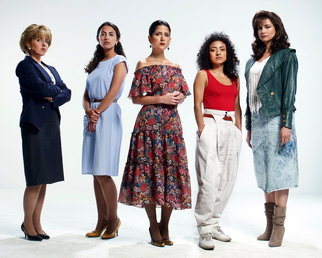 A lo largo de su vida ha estado rodeado de mujeres, aunque no todas en el plano sentimental. 
<a href="http://www.univision.com/series/el-chapo/mariana-gaja-se-convertira-en-una-carcelera-en-la-serie-el-chapo"><b>'La Licenciada' (Mariana Gajá)</b></a> convivirá con él cuando esté en la cárcel. 
<a href="http://www.univision.com/series/el-chapo/laura-junco-tomo-clases-para-poder-hablar-como-una-mujer-de-sinaloa"><b>'Carmelita' (Laura Junco)</b></a> era la esposa de su mejor amigo 
<a href="http://www.univision.com/series/el-chapo/luis-fernando-pena-sera-una-parte-importante-en-la-vida-de-el-chapo"><b>'El Rayo'</b></a>. 
<a href="http://www.univision.com/series/el-chapo/valentina-acosta-es-alejandra-en-el-chapo"><b>'Alejandra'</b></a>, su primera esposa. 
<a href="http://www.univision.com/series/el-chapo/tete-espinoza-es-chio-en-el-chapo"><b>'Chío'</b></a> su amante y cómplice. 
<a href="http://www.univision.com/series/el-chapo/abril-schreiber-cambio-de-imagen-para-la-serie-el-chapo"><b>'Guadalupe' (Abril Schreiber)</b></a> la esposa del 
<a href="http://www.univision.com/series/el-chapo/juan-carlos-olivas-es-el-guero-en-el-chapo"><b>'Güero'</b></a>, uno de sus aliados.