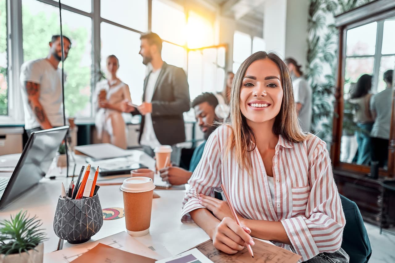 <b>Puesto 25. Directores de Recursos Humanos</b>
<br>
<br>
<b>A qué se dedican:</b> Desarrollan y ejecutan las estrategias que coordinan y administran la fuerza laboral de las corporaciones, especialmente en la adquisición de talento, gestión organizacional y capacitación. 
<br>
<br>
<b>Principales industrias donde han sido contratados:</b> tecnología y servicios financieros.
<br>
<br>
<b>Principales lugares donde han sido contratados:</b> Nueva York, San Francisco y Los Ángeles.
<br>
<br>
<b>Salario anual:</b> entre 99,700 y 284,000 dólares. 
<br>
<br>
<b>Distribución de género:</b> 72% mujeres y 28% hombres.
<br>
<br>
<b>Experiencia previa promedio:</b> 18 años.
<br>
<br>
<b>Disponibilidad para el trabajo remoto:</b> 13.60%. 
<br>
<br>Según LinkedIn, esta lista “es un vistazo de lo que está en el horizonte: descubrir hacia dónde se dirige el futuro del trabajo y dónde aguardan oportunidades a largo plazo”. Se realizó en base a la data distribución de empleos en la compañía desde 2017. 
<br>