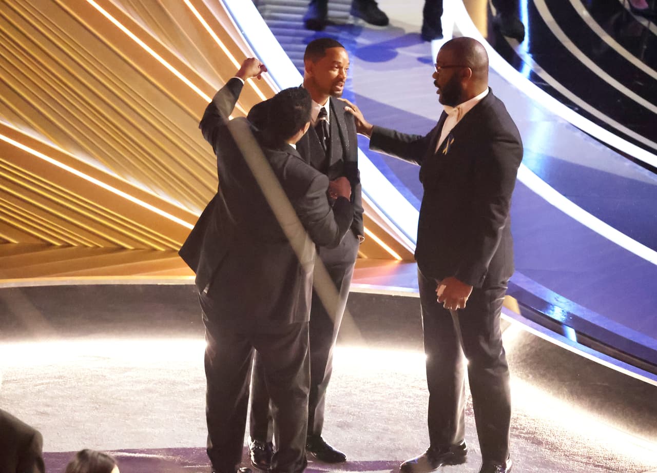 Amigos de Will Smith se acercaron para tranquilizarlo durante el cote comercial.