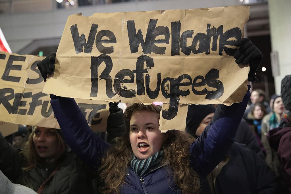 Se requiere que el Departamento de Servicios Humanos lleve a cabo una campaña de información pública para educar a los inmigrantes, los refugiados, los solicitantes de asilo y otros no ciudadanos que residen en Illinois de sus derechos bajo la Constitución de los EE.UU. y las leyes de Illinois que se aplican independientemente de su estatus migratorio.