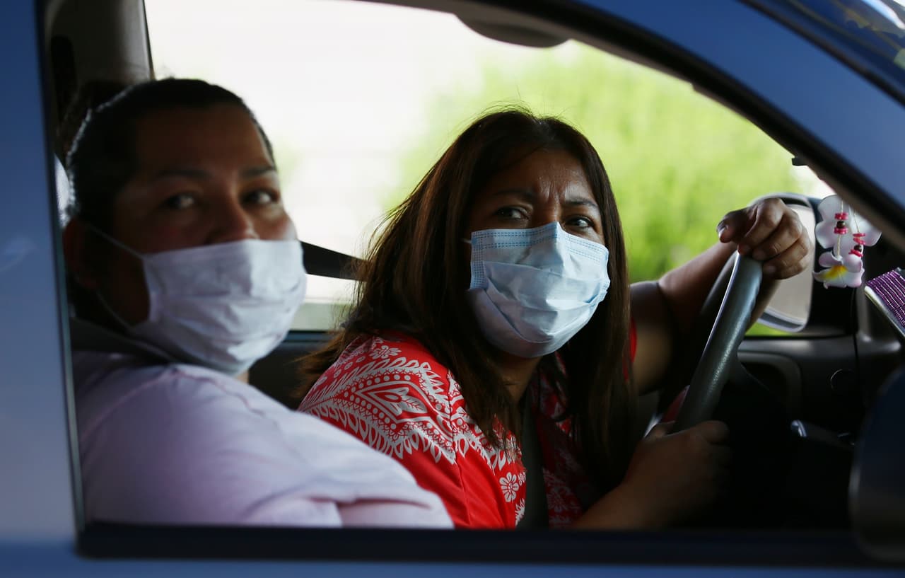 "No nos queda más que callarnos y aguantar": indocumentados denuncian problemas para recibir el pago de $500