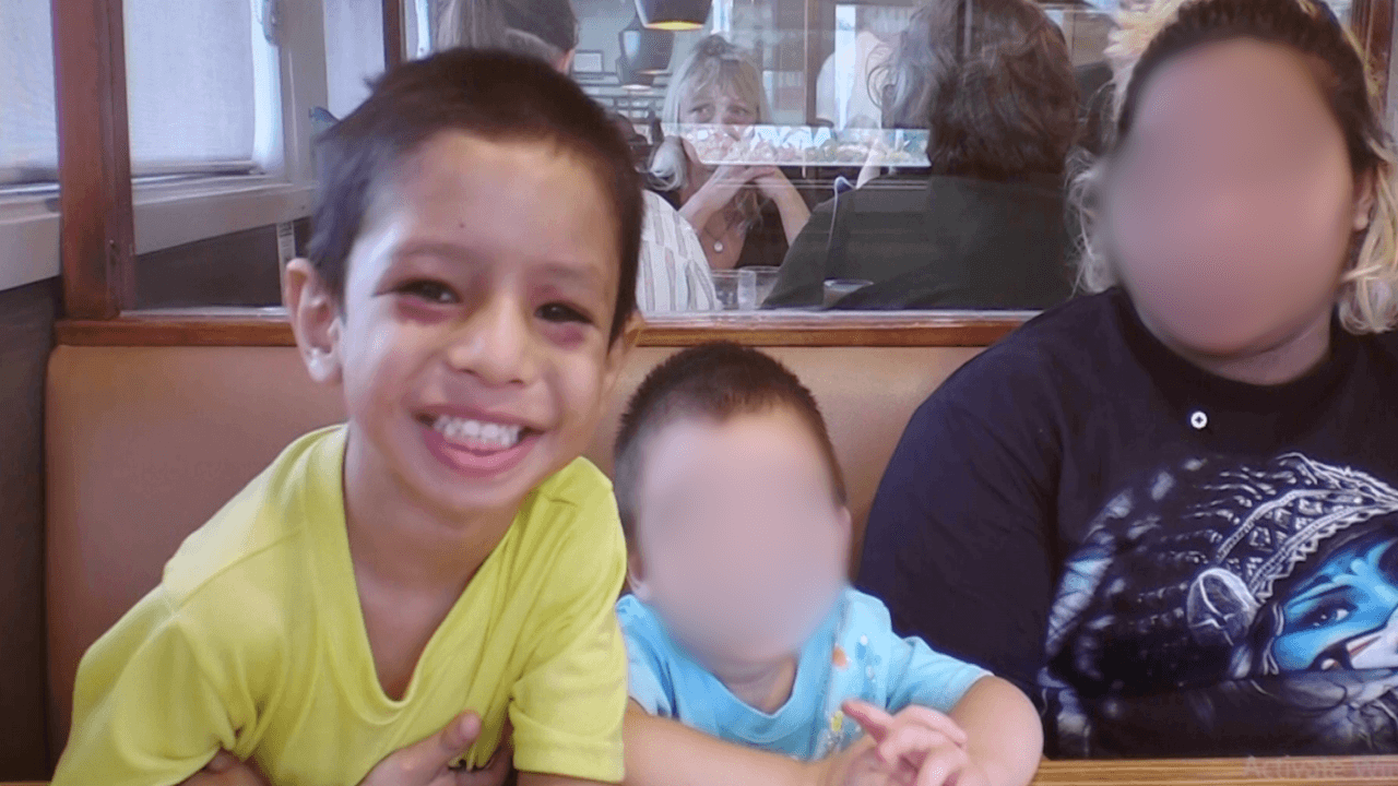 <h2 class="cms-H2-H2">3. El padre de Benjamín dice a Univision que el pequeño “comía mucho”; defensa celebra decisión del jurado</h2>
<br>
<br>
<a href="https://www.univision.com/local/san-antonio-kwex/declaran-no-culpable-a-brandon-cervera-el-padre-del-nino-benjamin-que-murio-de-hambre-video" target="_blank">Brandon Cervera</a> tuvo una entrevista en video con 
<i>Univision</i>, donde dijo que un pequeño de cuatro años “puede comer (mucho)”, algo que el padre dice solamente sabía la familia. También responsabiliza a Miranda del cuidado del niño. 
<br>
<br>“Él podía comer y comer y comer, y luego solamente se le hacía un poco de panza, estando flaco, y creciendo”, dijo Brandon. “Lo que nadie sabe es que a él y a su hermano, junior, se los quité a su madre, porque su novio estaba abusando de mis hijos”. 
<br>
<br>El padre dice que sus hijos eran “su vida” para él y durante la entrevista lloró al recordarlo. Brandon también comenta que el peso de su hijo era normal, algo que se retó durante el juicio.