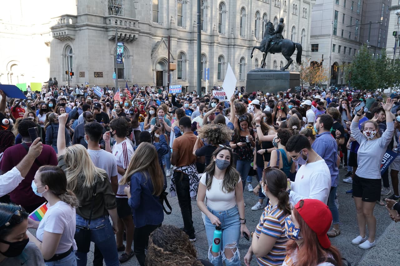Los partidarios de Biden celebran fuera del Ayuntamiento después de que Joe Biden fuera declarado el próximo presidente el 7 de noviembre de 2020 en Filadelfia, Pensilvania.