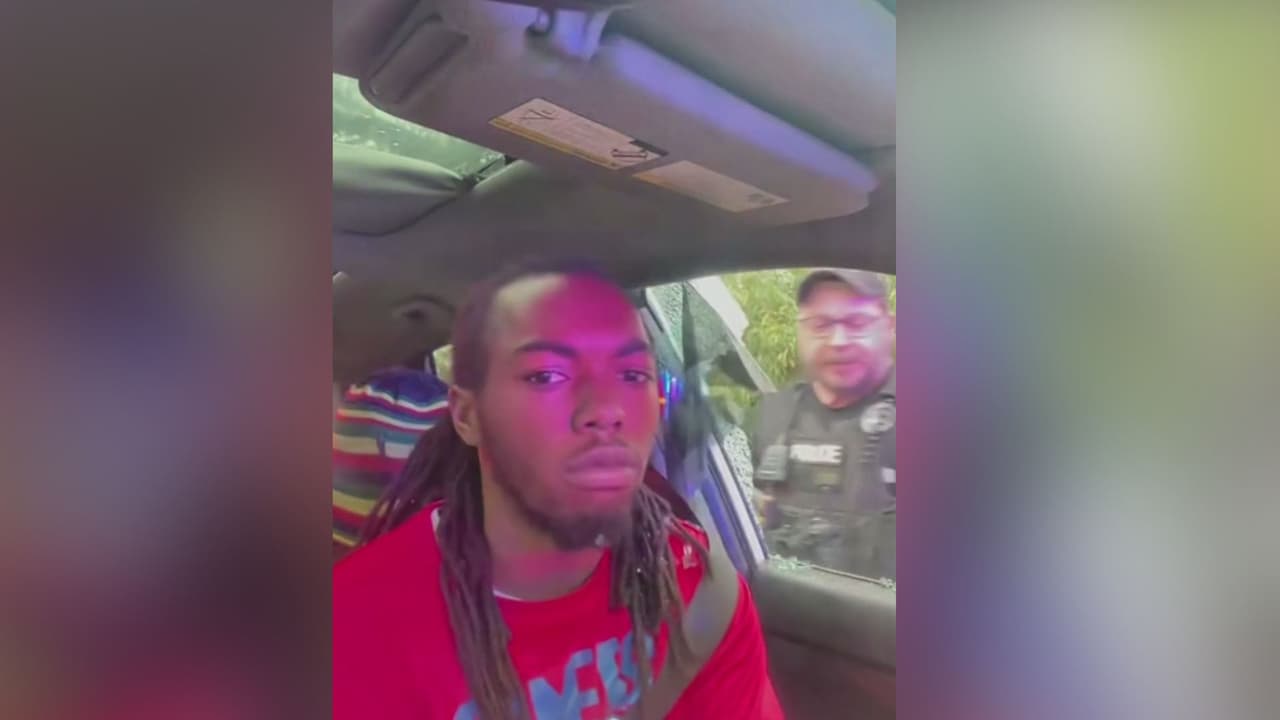 Le rompen el vidrio del auto y le dan puños en la cara: polémico arresto queda captado en video