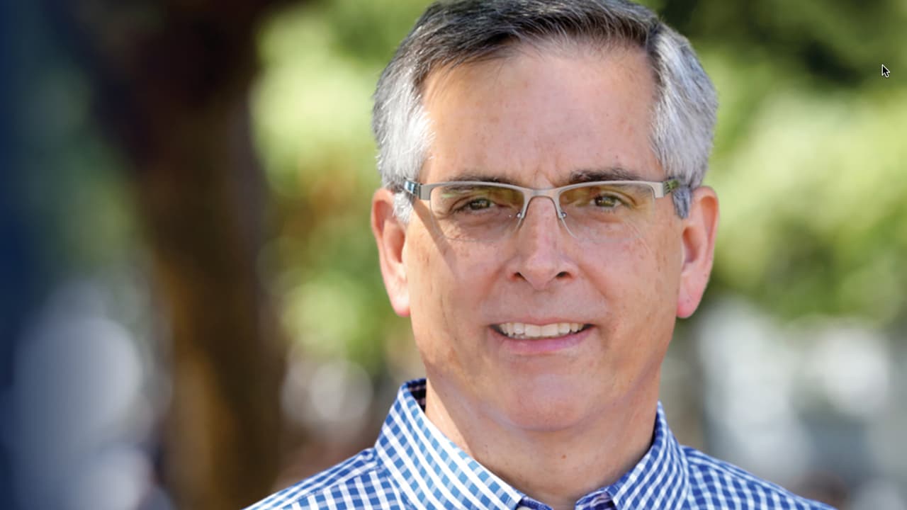 <b>Brad Raffensberger</b>, secretario de Estado de Georgia. El funcionario republicano advirtió que se preparan para un recuento debido al poco margen que separa a 
<a href="https://www.univision.com/temas/joe-biden"><u>Biden</u></a> de 
<a href="https://www.univision.com/temas/donald-trump"><u>Trump</u></a>. La ley electoral en ese estado dice que con una diferencia menor a 0.5 punto porcentual, el candidato perdedor puede pedir un recuento.
<br>