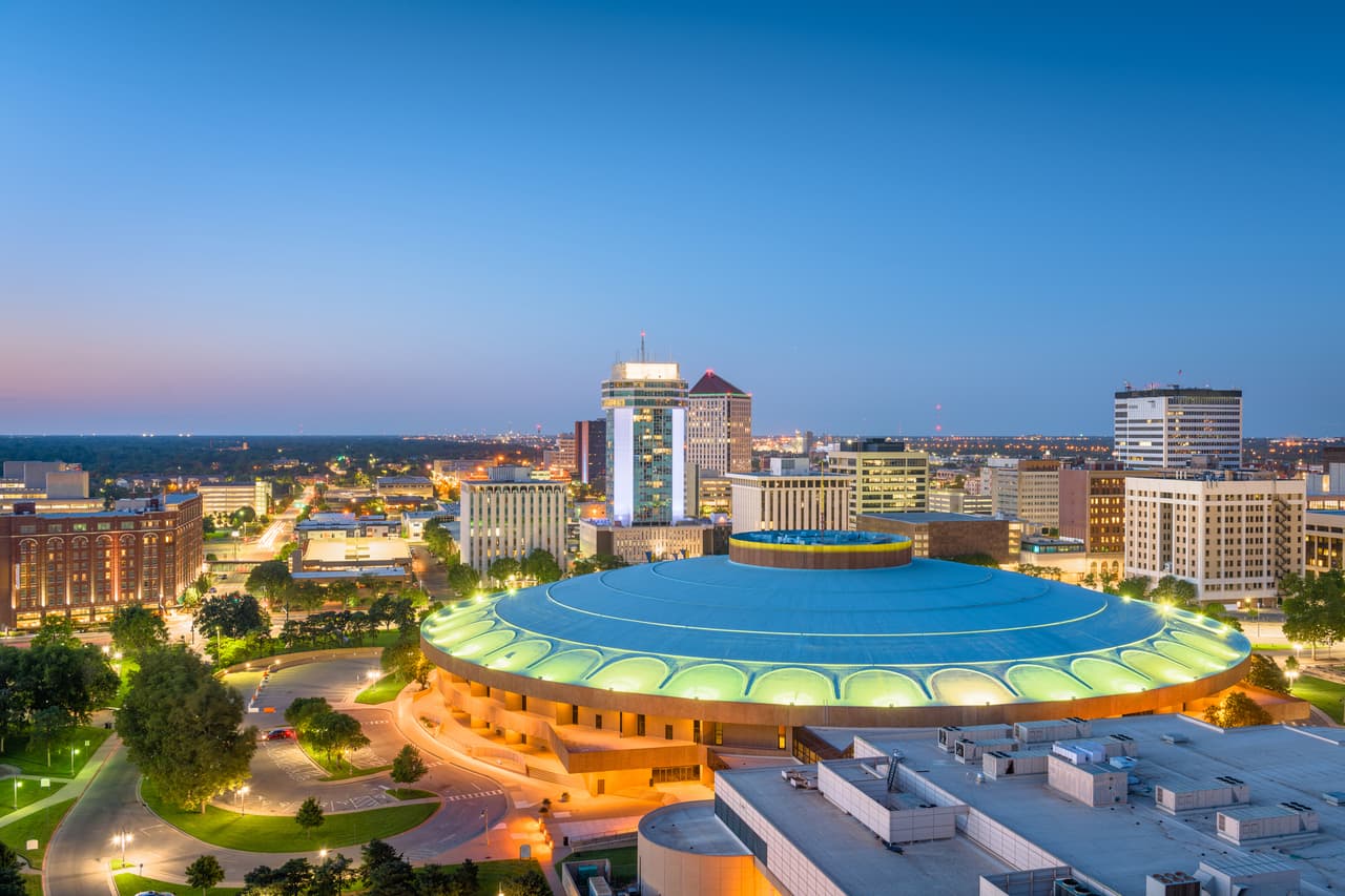 <b>Puesto 1. Kansas</b>
<br>
<br>Denuncias por robo de identidad: 1,483 por cada 100,000 habitantes (total: 43,211 denuncias).
<br>
<br>Pérdida de dinero promedio para todos los tipos de fraude: 250 dólares. 
<br>
<br>Usos más comunes del robo de identidad: falsificación de documentos para recibir beneficios gubernamentales (88%) y otras estafas de identidad (5%).
<br>