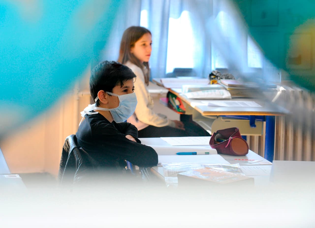 Las escuelas con estudiantes desde el jardín de infancia hasta el octavo grado deberían exigir que todos los niños y el personal usen mascarillas en espacios cerrados, independientemente si los adultos están vacunados. 
<b>La vacuna del covid-19 aún no ha sido aprobada para este grupo infantil.</b>