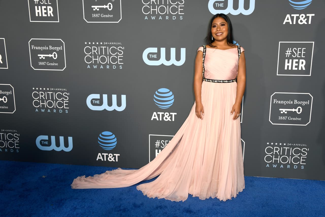 <b>#14</b>
<br>Yali ha lucido varios diseños de exclusivas firmas europeas por ejemplo de la casa de moda italiana Prada. Uno de estos looks fue el vestido que la convirtió en toda una princesa en los Critics' Choice Awards. 
<br>
