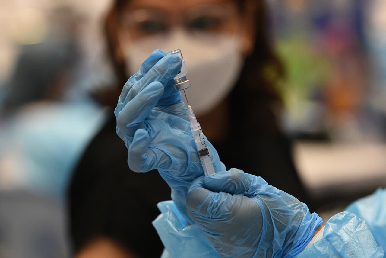 Estas mutaciones podrían indicar que la capacidad del virus de infiltrar las células y saltar las barreras generadas por los anticuerpos de antiguas infecciones y vacunas, habría aumentado.