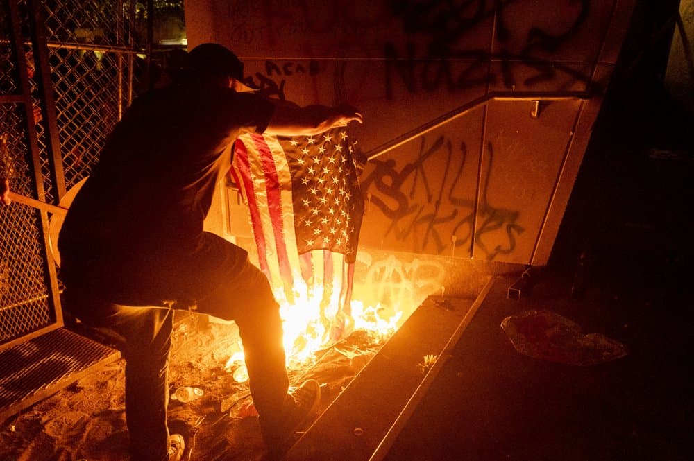 El alcalde de Portland, Ted Wheeler, que ha estado bajo fuego por su manejo de las protestas, dijo el domingo en el programa 'State of Union' de CNN, que las manifestaciones estaban disminuyendo antes de que los oficiales federales se involucraran. "Están intensificando bruscamente la situación. Su presencia aquí está llevando a más violencia y más vandalismo. Y no está ayudando a la situación en absoluto", expresó Wheeler.