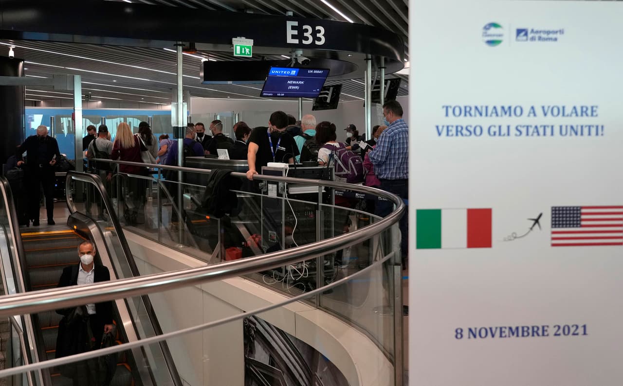 "Volvamos a volar a Estados Unidos", se lee en un cartel escrito en italiano en la puerta de embarque de un vuelo con destino a Newark, Nueva Jersey, desde el aeropuerto Leonardo Da Vinci de Roma. 
<br>
<br>Según un reporte de la agencia AP, las aerolíneas se están preparando para un aumento en la actividad después de la pandemia y luego que los viajes internacionales se desplomaron. 
<br>
