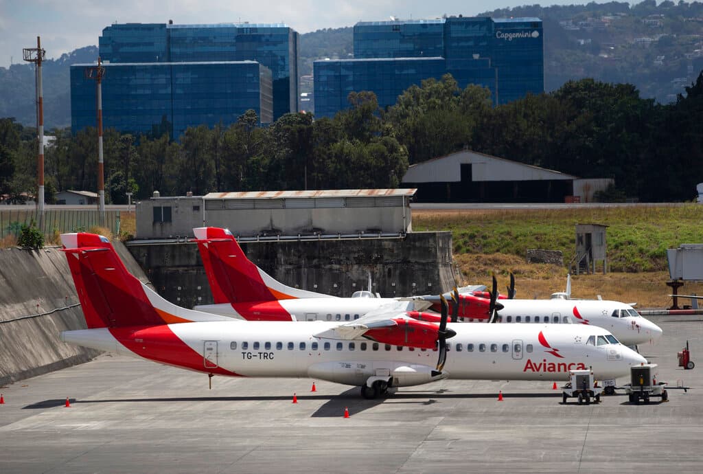 Encuentran dos cadáveres dentro de un avión de Avianca que viajó de Chile a Colombia