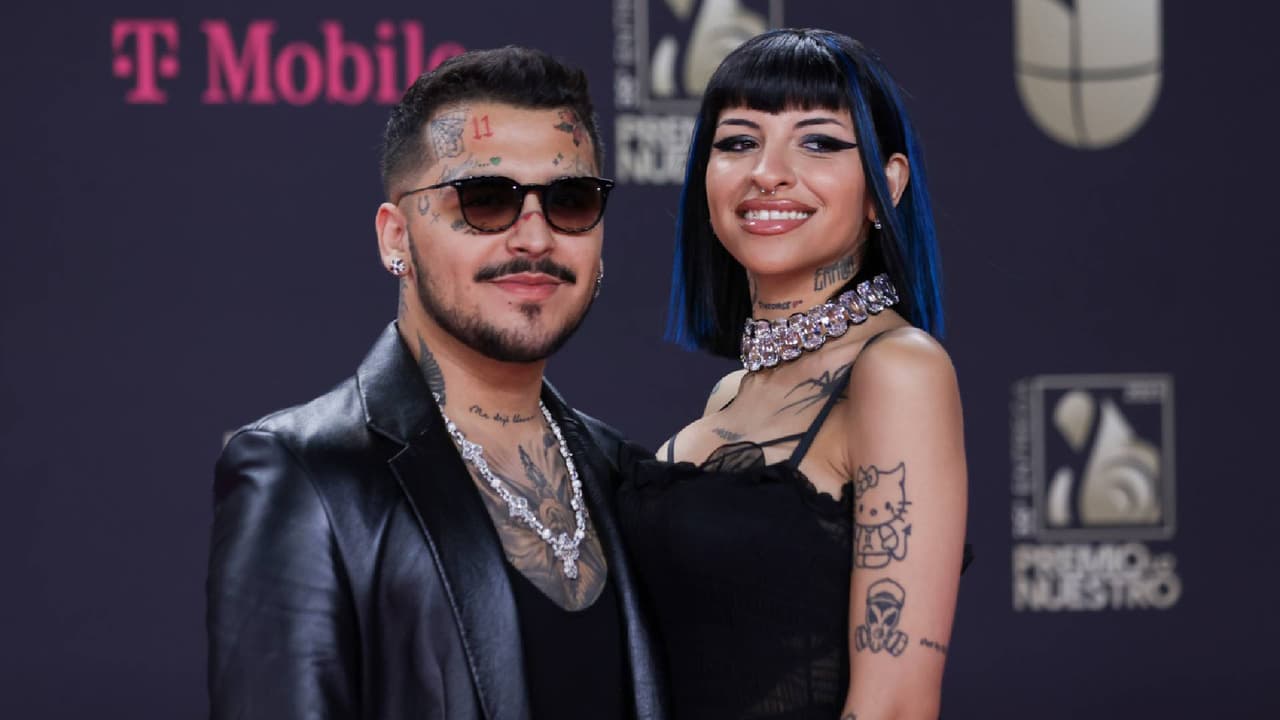 Christian Nodal dejo sola a Cazzu al bajar de un avión: ¿trataba mejor a Belinda?