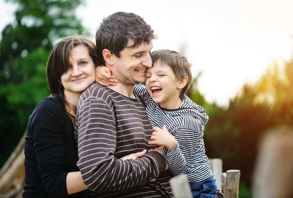Sobre todo, por encima de cualquier limitación humana, les demos nuestro amor, les apoyemos para que puedan conseguir sus sueños, aprender de sus errores, educar sus sentimientos e infundirle valores y principios. Impartirles seguridad y confianza, que sepan sin duda alguna que estamos a su lado en todo momento, en los buenos, y en los malos.