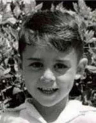 <h3 class="cms-H3-H3">Daniel Barter </h3>
<br>
<br>Con tan solo 4 años, Barter 
<a href="https://www.fbi.gov/wanted/kidnap/barter-daniel" target="_blank">desaparació el 18 de junio de 1959</a> tras ser visto por última vez jugando cerca de las orillas de Perdido Bay, donde había ido de campamento con sus padres, hermanos y otros parientes. 
<br>
<br>De acuerdo con la investigación, el pequeño desapareció del campamento mientras sus padres preparaban algunos equipos de pesca. 
<br>
<br>Como a Daniel no le gustaba el agua, se cree que no habría entrado voluntariamente en la bahía. 
<br>
<br>En la actualidad, Barter tiene 60 años.