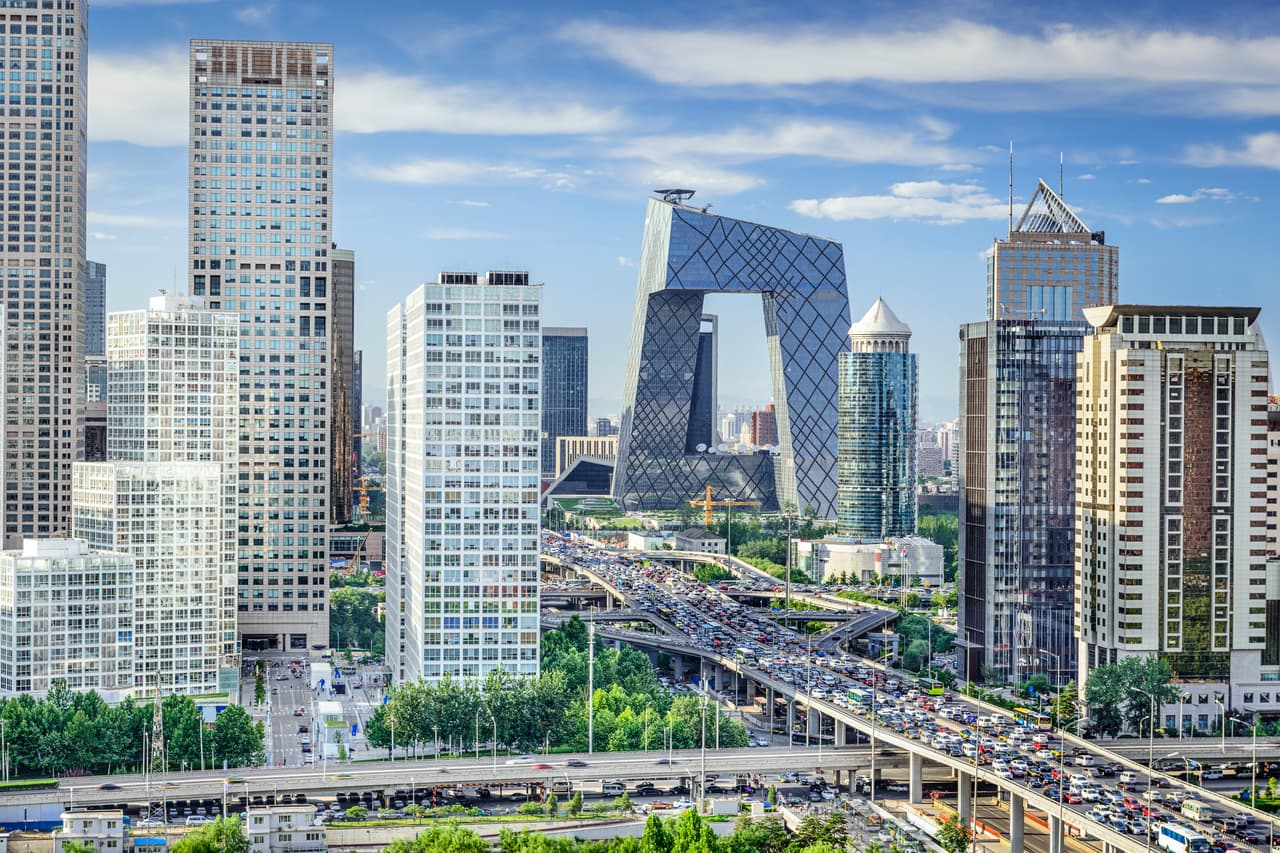 <b>Puesto 1. Pekín: 100 multimillonarios</b>
<br>
<br>Crecimiento en 2021: 33 nuevos multimillonarios
<br>
<br>Patrimonio neto de los multimillonarios de la ciudad: 483,300 millones de dólares)
<br>
<br>Residente más rico: Zhang Yiming (35,600 millones de dólares de patrimonio)
<br>
<br>La metrópolis china bajó a Nueva York del número uno de esta lista por primera vez en siete años. Yiming es el fundador de la red social TikTok y duplicó su patrimonio neto en 2020. Entre los nuevos en el 
<i>top</i> diez está Wang Nin, fundador de la tienda en línea de juguetes Pop Mart.