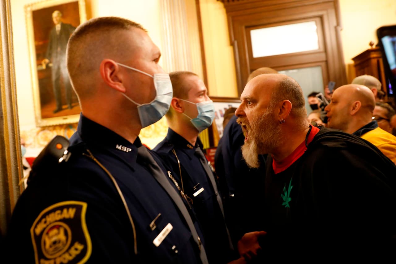 <b>El intento de tomar el parlamento estatal en Michigan (30 de abril).</b> Un grupo de manifestantes intentó ingresar a la Cámara de Representantes del estado para expresar su 
<a href="https://www.univision.com/noticias/estados-unidos/sin-mascarillas-ni-distanciamiento-pero-con-armas-asi-protestaron-en-michigan-contra-la-medida-de-confinamiento-fotos-fotos"><u>oposición a la orden de confinamiento decretada por la gobernadora demócrata Gretchen Whitmer</u></a>. El presidente Trump no condenó las acciones violentas contra las autoridades locales con las que estaba en desacuerdo.