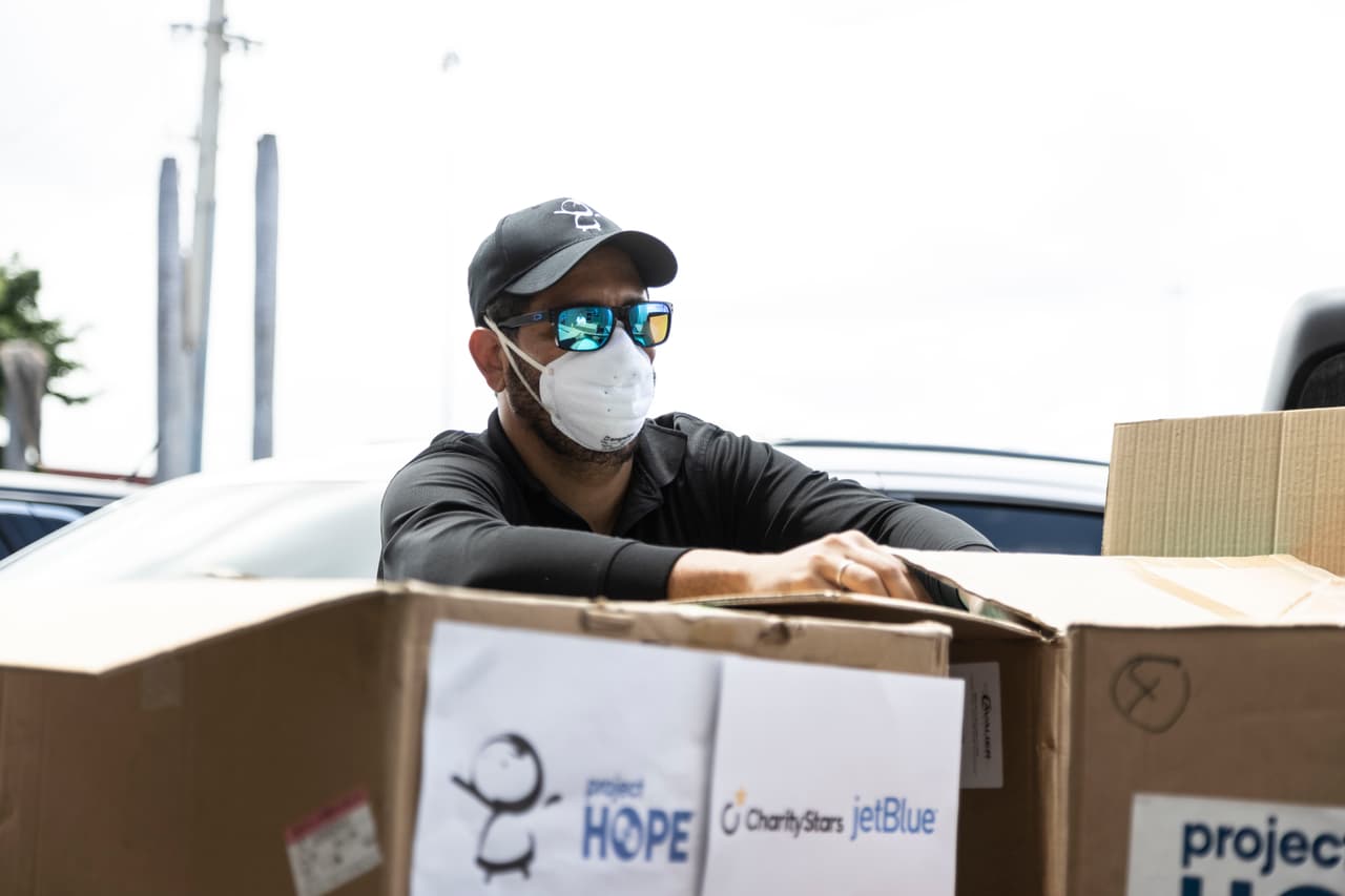 Las entregas fueron posibles gracias a la alianza con la empresa 
<b>JetBlue</b>, que ha vuelto a decir presente en los esfuerzos humanitarios que realiza la fundación. Este compromiso de transporte se extenderá prontamente hacia ciudades de Estados Unidos, donde se también se donarán mascarillas.