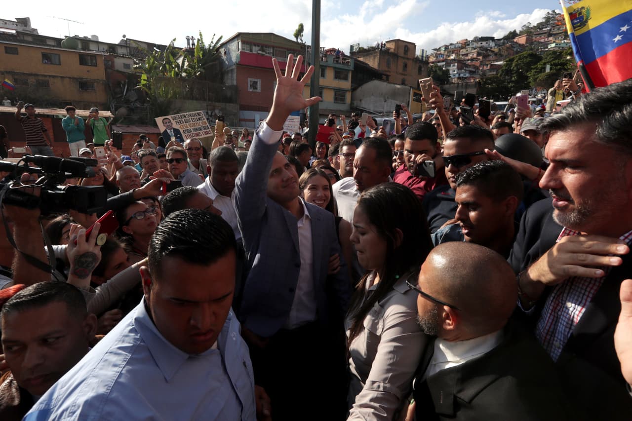 En un encuentro con líderes vecinales en una zona popular de Caracas, Juan Guaidó, juramentado por la Asamblea Nacional como presidente encargado del país, afirmó que va a seguir en las calles para mantener la presión sobre Nicolás Maduro. El personal que quedaba en la embajada de EEUU en Caracas abandonó el jueves la sede diplomática para retornar a su país.