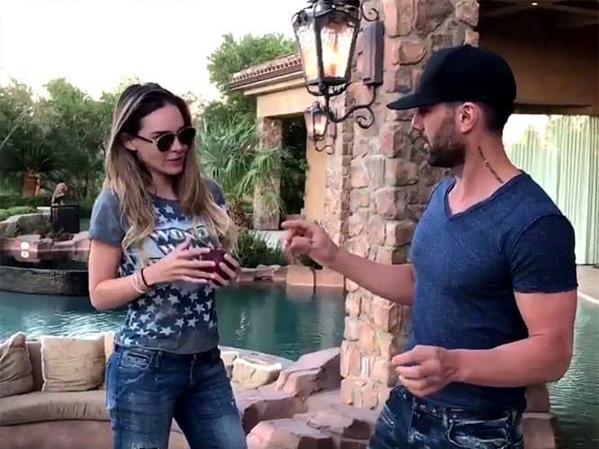 Su historia comenzó cuando se conocieron cuando la cantante asistió a unos de sus shows en Las Vegas. Tiempo después fue invitada a uno de los capítulos de su programa de televisión.