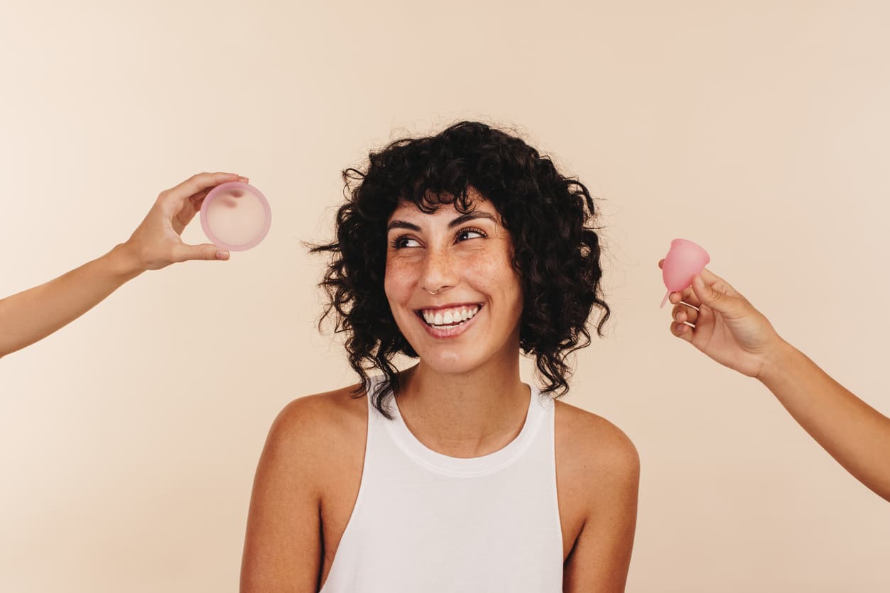 Una alternativa menos conocida que la copa es el 
<b>disco menstrual</b>, que es similar pero en la mayoría de los casos no reusable. Otra diferencia es que 
<b>pueden usarse mientras se tiene sexo</b>, al contrario de los tampones y las copas.