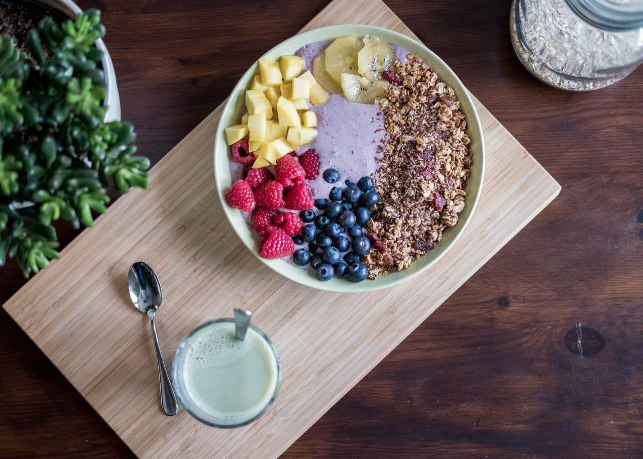 Los nutricionistas no dejan de insistir en la importancia que tiene el desayuno en una dieta saludable. La 
<b>primera comida del día arranca el metabolismo</b>, proporciona energía y ayuda a regular el apetito hasta la comida.