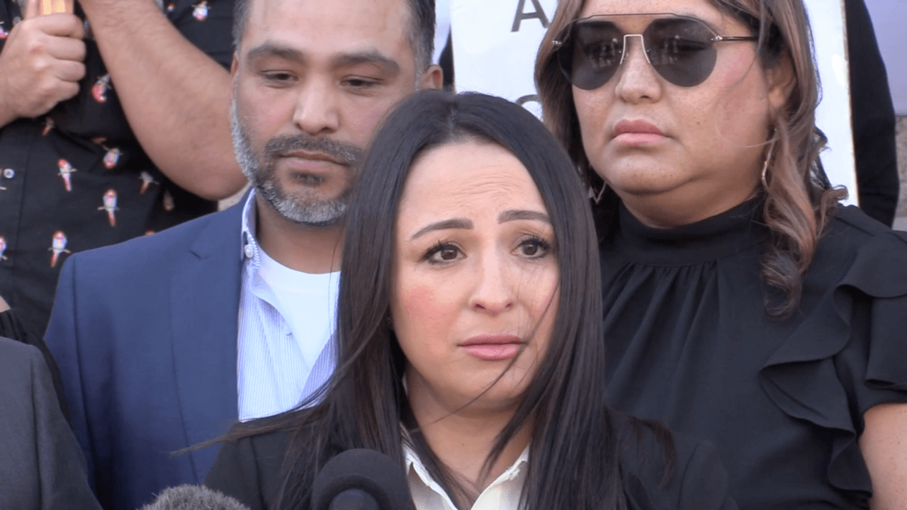 Erik sigue teniendo una bala incrustada cerca de su corazón, compartió su madre el 25 de octubre, durante la primera conferencia de prensa pública en la que ellos se presentan. Veronica Casarez comparte los momentos de angustia cuando se enteró del incidente.
<br>
<br>Probablemente, Erik recibió alrededor de cuatro balazos, aunque aún no están seguros del número exacto, dice Veronica.