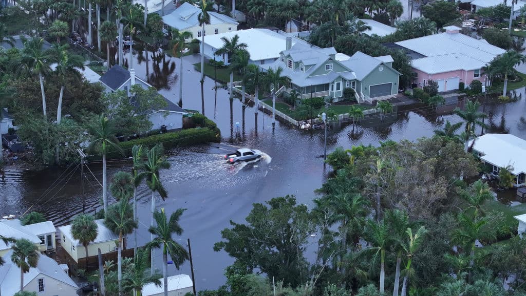Mientras el Servicio Meteorológico Nacional 
<b><a href="https://www.univision.com/local/tampa-wvea/tampa-orlando-amanecen-paso-huracan-milton" target="_blank">desactivó las alertas por el paso del huracán Milton,</a></b> las autoridades comenzaron el 
<b>recuento de los daños que dejó a su paso por los distintos condados de Florida</b>.
<br>