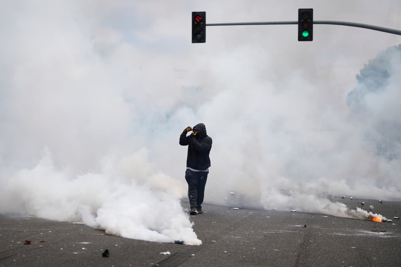 Entre los arrestados se encuentra el presidente del sindicato 
<b>SEIU California</b>, acusado de obstruir a un agente federal durante las protestas. 
<br>
<br>En otro caso, un hombre detenido por ICE en un Home Depot fue deportado a 
<b>México</b> antes de que sus abogados pudieran hablar con él, según informó el Immigrant Defenders Law Center.
<br>
<br>(AP Photo/Eric Thayer)
