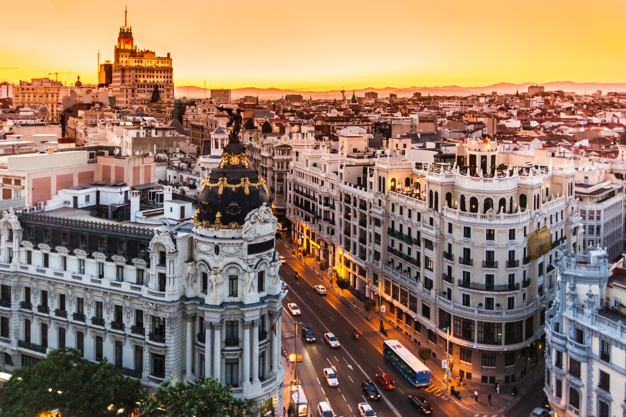 <b>Puesto 19. España</b>.
<br>
<br>Este país obtuvo el primer lugar en la categoría ‘patrimonio’, y el tercero en ‘aventura’.
<br>
<br>Otras variables consultadas en la encuesta fueron la ‘igualdad racial’, ‘objetivos climáticos’ y los ‘derechos de los animales’. También se investigó la percepción sobre la infraestructura digital, el turismo y las atracciones geográficas.
<br>