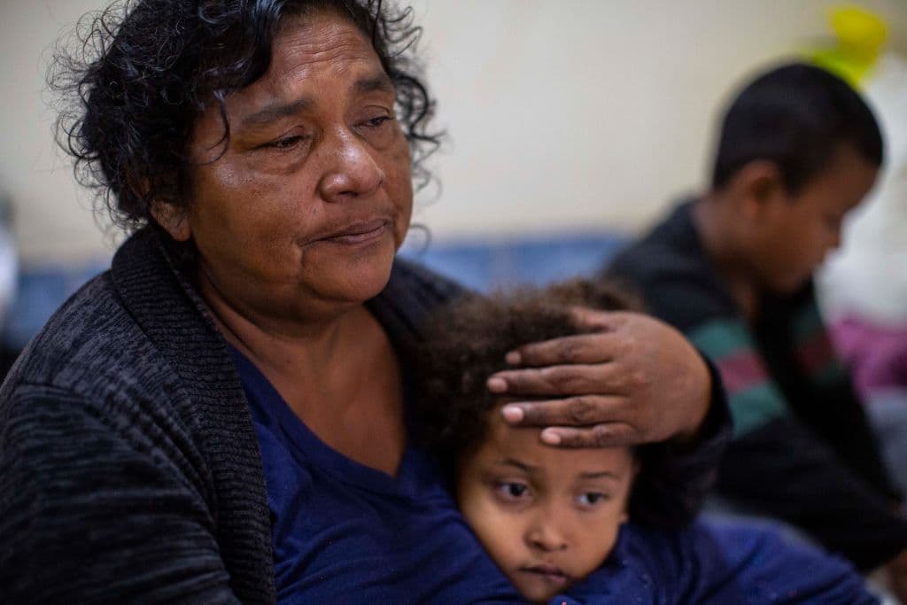 Decenas de familias fueron evacuadas de la localidad nicaragüense de Bilwi, en Puerto Cabezas, Nicaragua, y trasladadas a refugios temporales ante la llegada del devastador huracán Iota.