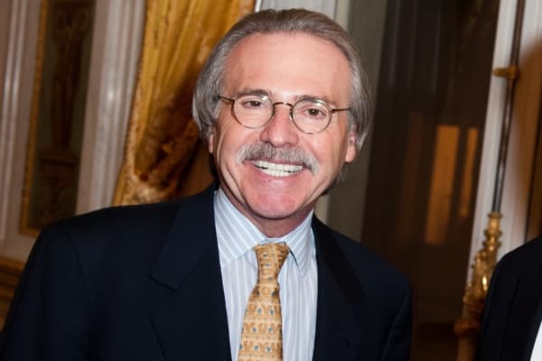 David Pecker, exeditor del National Enquirer y viejo amigo de Trump, testificó en dos ocasiones ante el jurado investigador sobre la participación del tabloide en suprimir historias negativas sobre Trump durante la campaña de 2016. Pecker accedió a pagarle a la modelo Karen McDougal por “derechos limitados” de la historia sobre su relación con “cualquier hombre que estuviera casado en ese momento”.