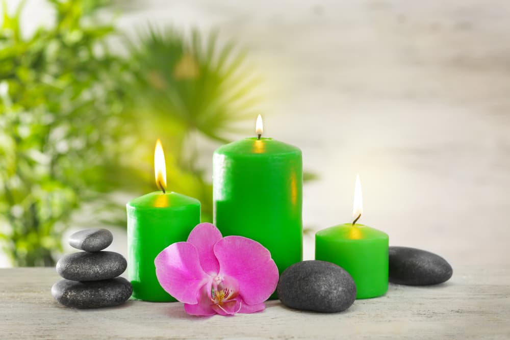 Se adorna la casa con plantas ornamentales y con velas aromáticas de color verde. La intención consiste en fortalecer la voluntad sobre todo en este mes en que Saturno ha comenzado un tránsito directo desde el día 18 y tanto Venus como Mercurio uno regente de Tauro y otro de Virgo están precisamente en Libra el signo que está comenzando este mes con el equinoccio de septiembre.