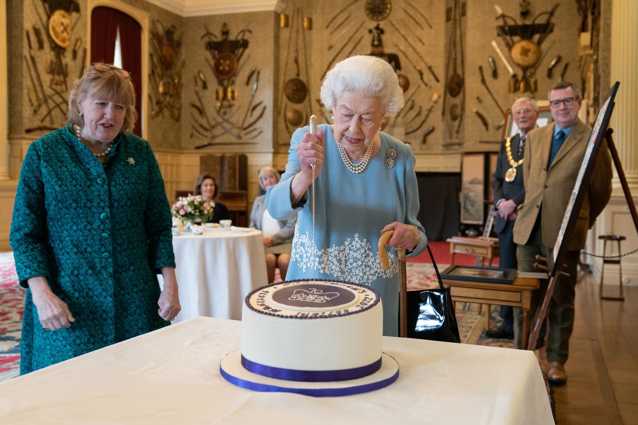 La reina Isabel II corta un pastel para celebrar el inicio de su jubileo de platino, el pasado 5 de febrero de 2022. El fin de semana del 2 al 5 de junio seran las celebraciones centrales del jubileo, el primero de su tipo en la historia de la monarquía británica. Esa fecha coincide con el 70 aniversario de la ceremonia de coronación de la reina en la catedral de Westminster.