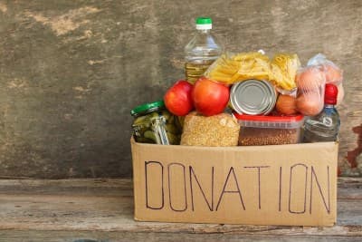 <a href="http://nutritionaldevelopmentservices.org/covid19/#feedingsites" target="_blank">Servicios Sociales Católicos de la Arquidiócesis de Filadelfia. </a>
<br>
<br>Los sitios de alimentación de emergencia están sirviendo comidas al estilo Serve-N-Go (servir e ir), para minimizar el contacto y seguir las reglas de distanciamiento social adecuadas. Las familias pueden recoger hasta 3 días de comidas (3 desayunos y 3 almuerzos) por niño, por visita. Los niños no tienen que estar presentes para recibir una comida.
