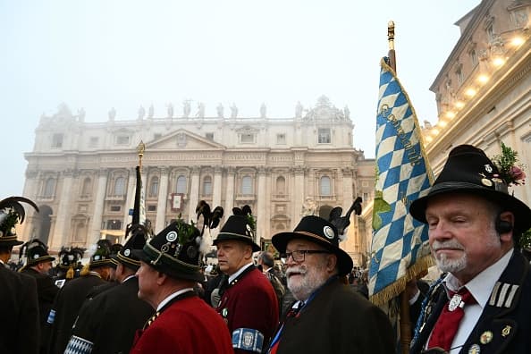 Una delegación procedente de Alemania, vestida con trajes típicos, también asistió al funeral de Benedicto XVI, el primer papa alemán.