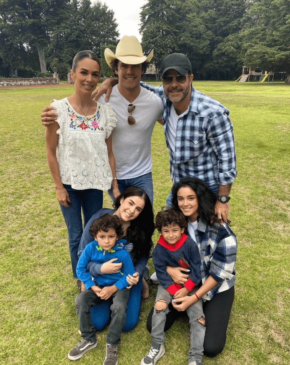 Tienen cinco hijos: Alejandra, Eduardo Jr, Ana Paula, Manuel y Daniel Capetillo Gaytán.