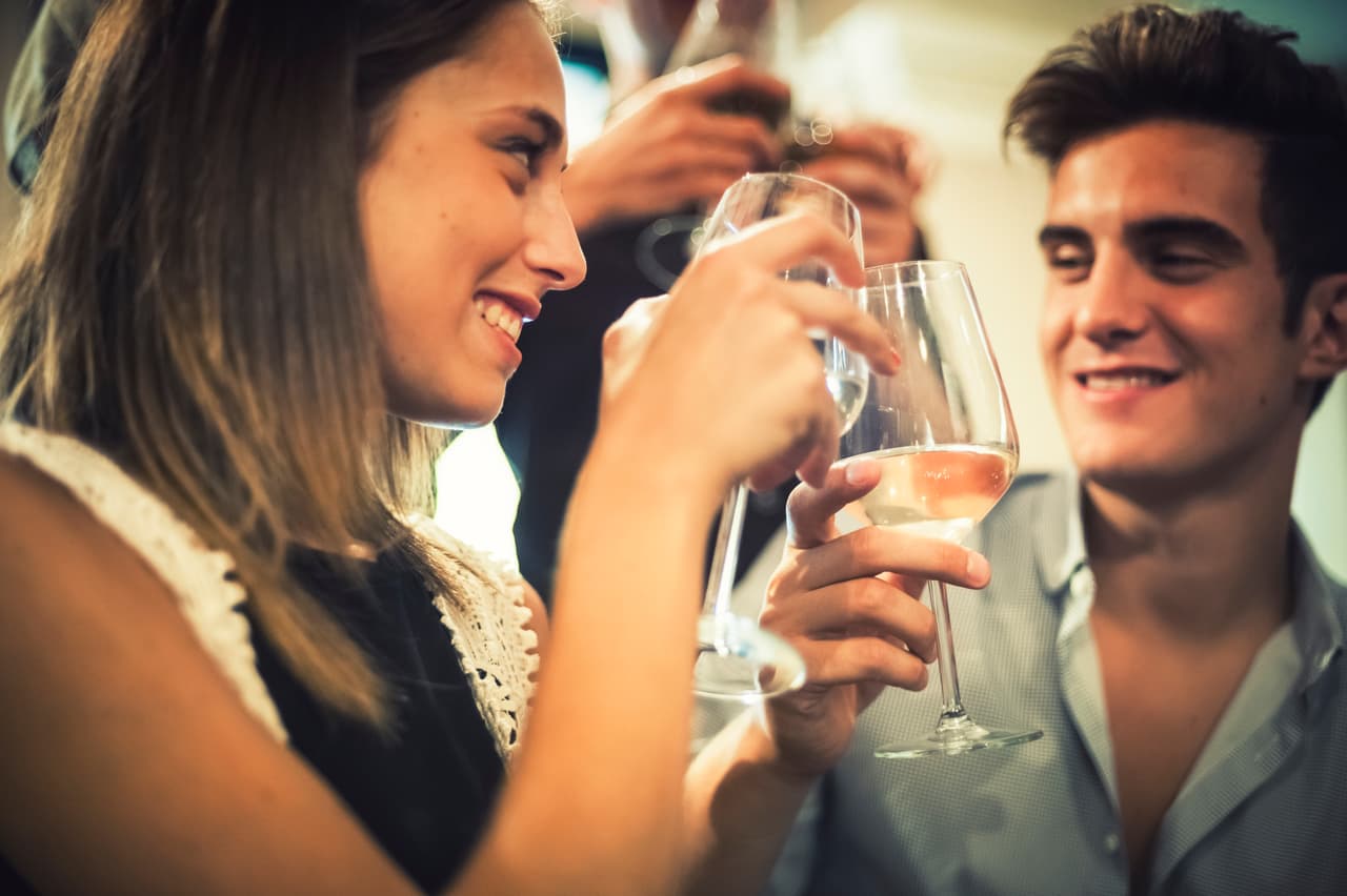 Puede ser una cita casual en una cafetería, o un activista social que te ayuda en una gestión comunitaria, un grupo de amigos que decide ir contigo a un restaurante e invitar a desconocidos y escenarios similares en los cuales ahora, Urano, tu regente, está envolviendo tu signo del elemento aire.
