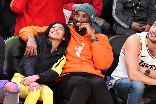 Kobe Bryant y su hija Gianna Bryant en el partido de baloncesto entre 
<a href="https://www.univision.com/temas/los-angeles-lakers">Los Angeles Lakers</a> y 
<a href="https://www.univision.com/temas/dallas-mavericks">Dallas Mavericks</a> en diciembre de 2019 en Los Ángeles.