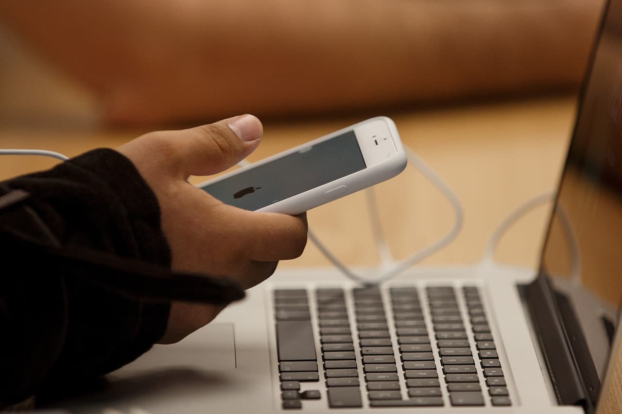 Facebook y Twitter apoyan a Apple en su disputa con el FBI