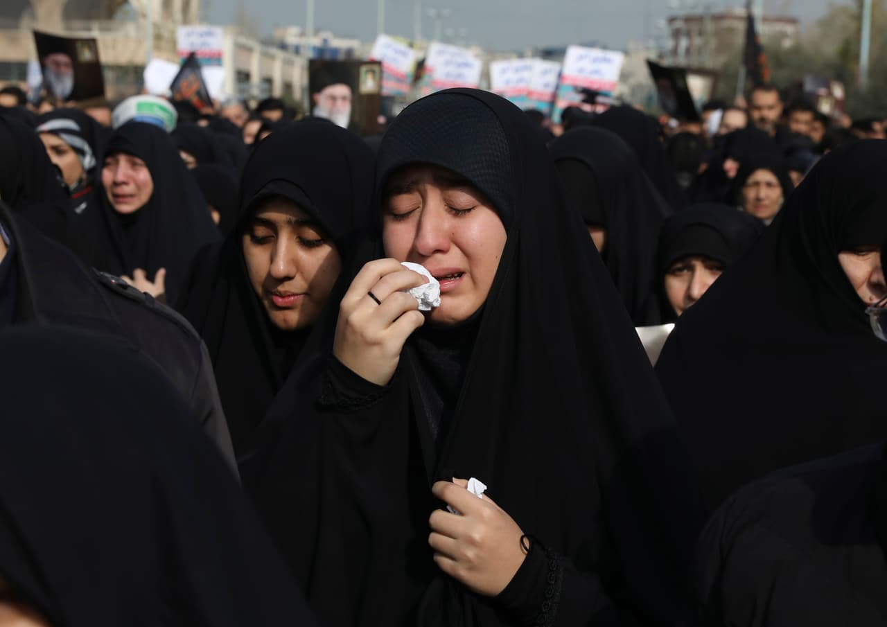 Algunas mujeres lloraban durante la manifestación contra el ataque estadounidense en Teherán. Rusia calificó el ataque estadounidense como "plagado de consecuencias graves". El secretario británico de Exteriores, Dominic Raab, manifestó que "siempre hemos reconocido la agresiva amenaza que representa la fuerza iraní Quds dirigida por Qasem Soleimani".