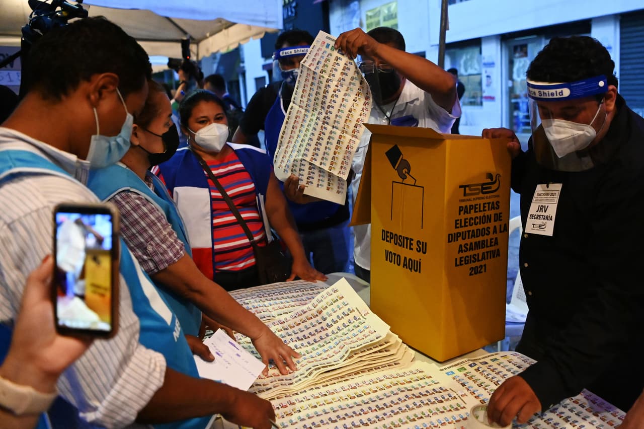 Los opositores han advertido que la democracia en el país centroamericano está en peligro por lo que consideran una forma autoritaria de gobernar del popular mandatario salvadoreño. En febrero de 2020, Bukele presionó a los diputados para que aprobaran un millonario préstamo para combatir la delincuencia y los convocó a una sesión plenaria, pero los legisladores opositores no se presentaron. Entonces el mandatario llegó al Palacio Legislativo acompañado de militares y policías fuertemente armados, lo que le generó reproches a nivel internacional. A partir de allí la convivencia entre el Legislativo y el Ejecutivo ha sido imposible.