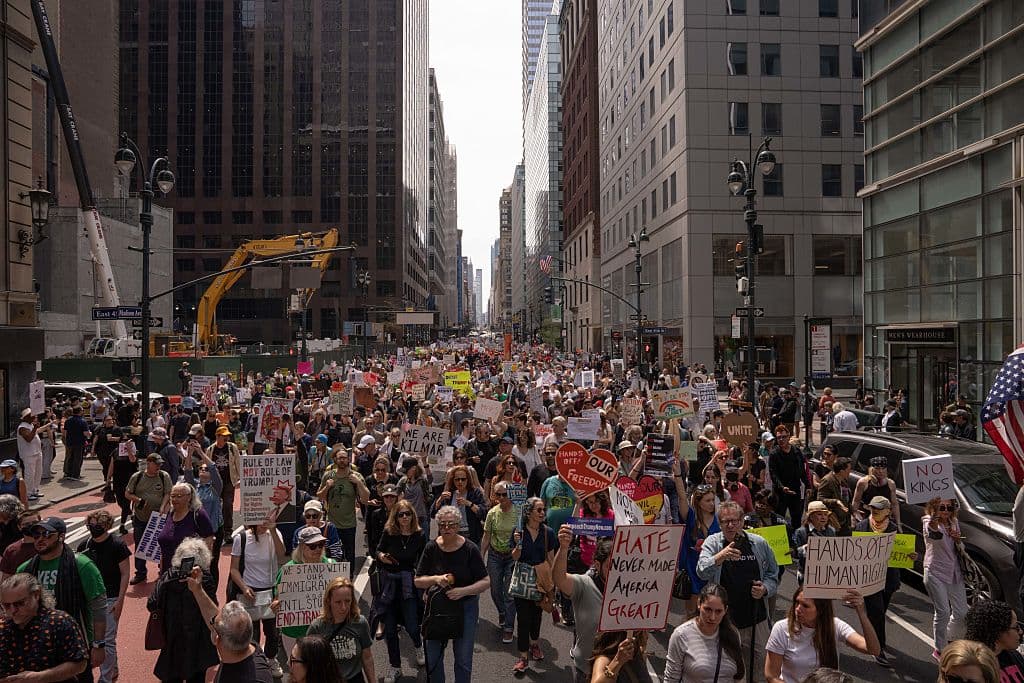 <b>Crítica a la privatización gubernamental</b>: Protestas surgen fuera de concesionarios de Tesla en NY como respuesta al papel de Elon Musk en la reducción del tamaño del gobierno federal, destacando la influencia de grandes empresarios en las políticas de la administración Trump.