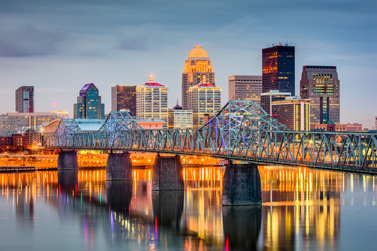 <h3 class="cms-H3-H3">8.- Kentucky</h3>
<br>
<b>Salario Digno Anual: </b>$55,670
<br>
<br>Si bien Kentucky tiene un bajo costo de vida que está en gran medida en línea con estados como Indiana, Illinois e Iowa, el salario medio de solo $52,238 deja una brecha de $3,432 en un salario digno a pesar de los costos por debajo del promedio.
<br>